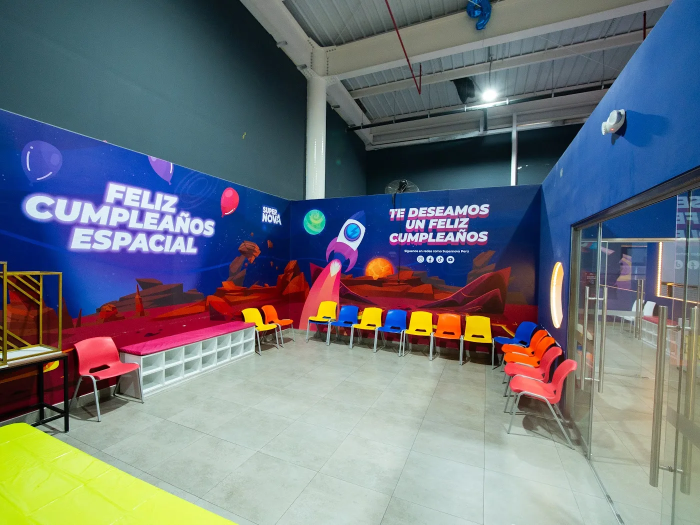 Salón de cumpleaños con decoración espacial en Supernova Primavera
